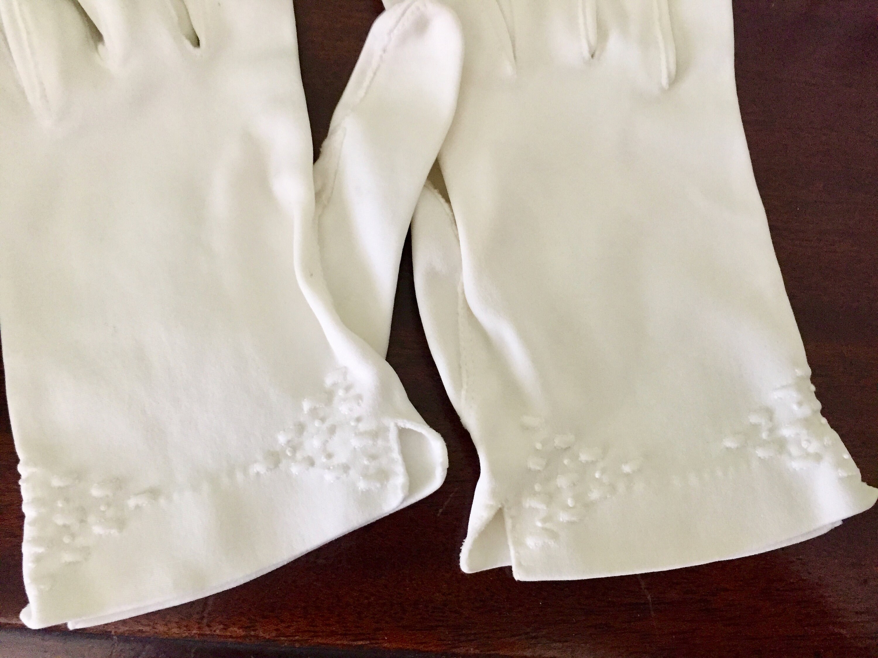 White Cotton Summer Gloves, Mid Century Short Gloves, Wrist Gloves