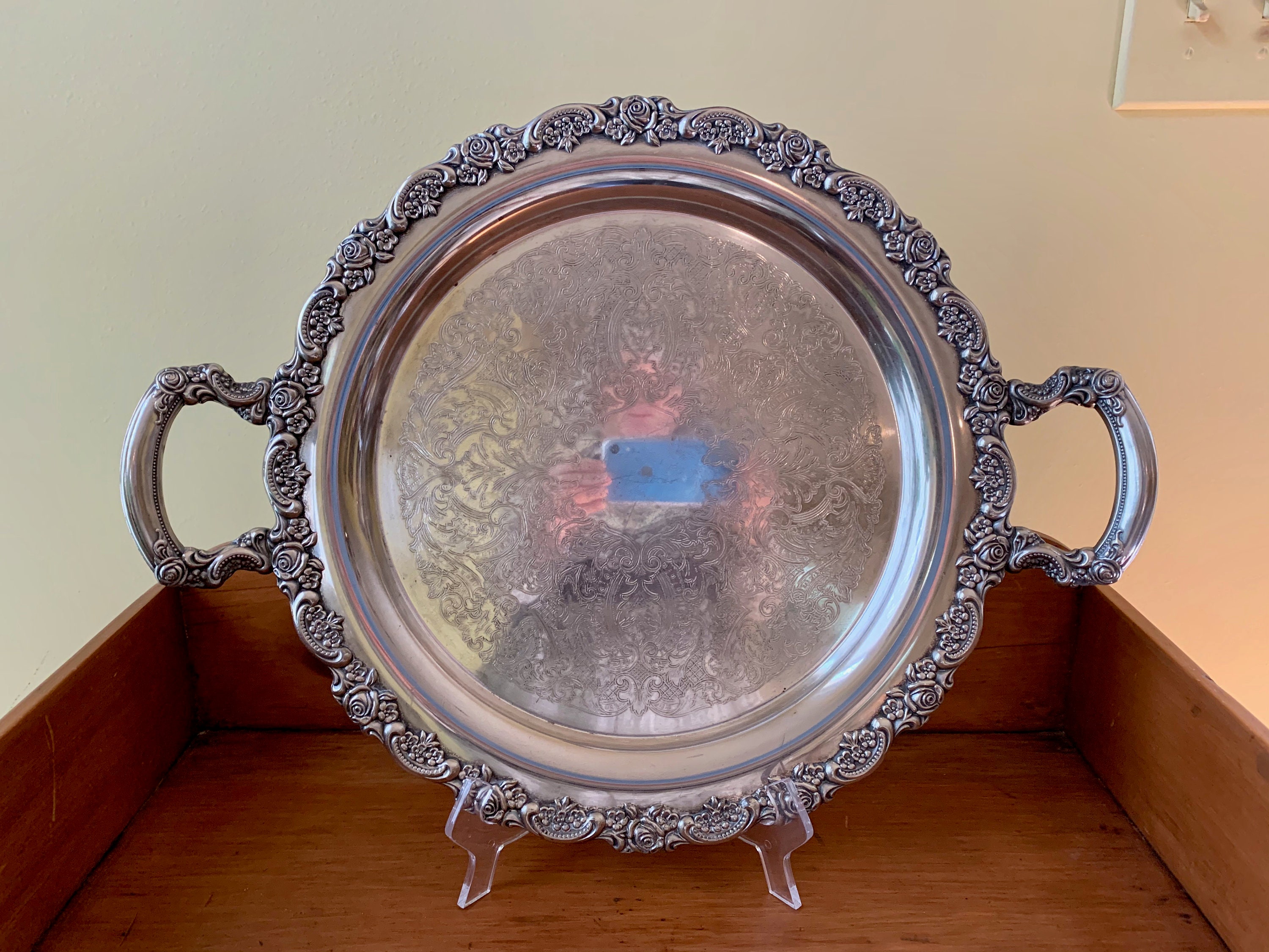 Round Silver Serving Tray, 15 Inch Silver Plate Barware Tray with Handles, Mid Century Vanity