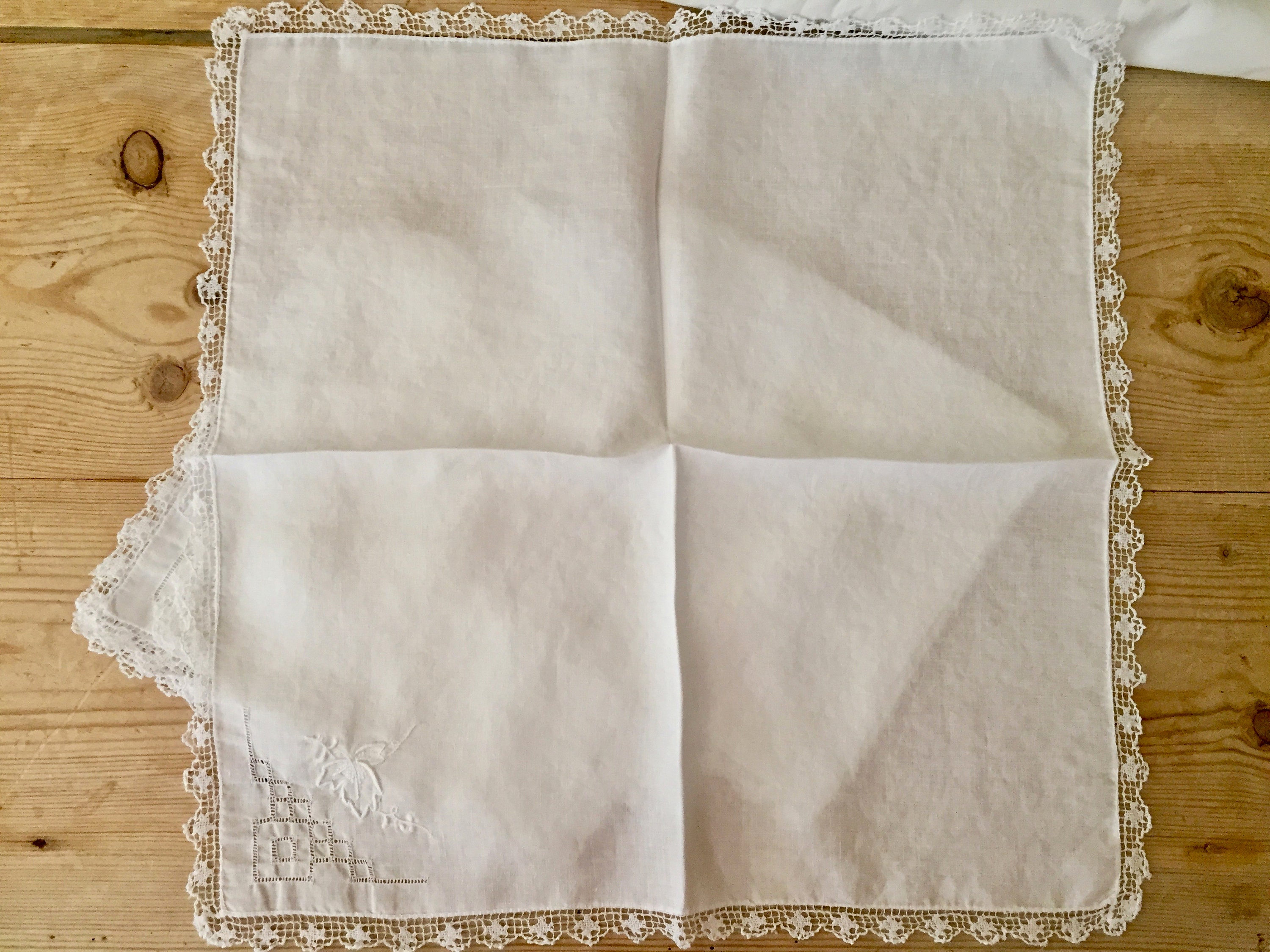 White Linen Napkins, Set of 5 Vintage Dinner Napkins Embroidered