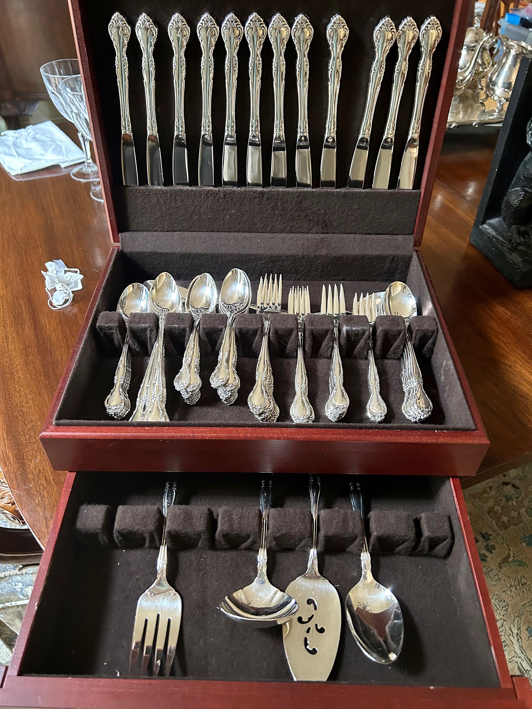 Oneida Affection Flatware 12 Place Settings Silver Plate Flatware 90 Pieces Serving Utensils Included Cutlery Box Wedding Bridal Gift