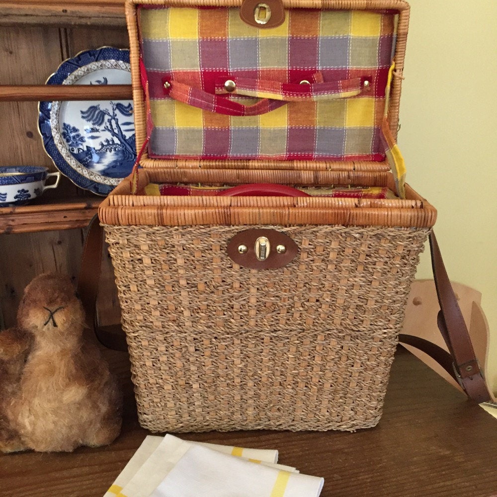 Vintage Picnic Basket with Plates, Utensils and Napkins, Plaid Interior
