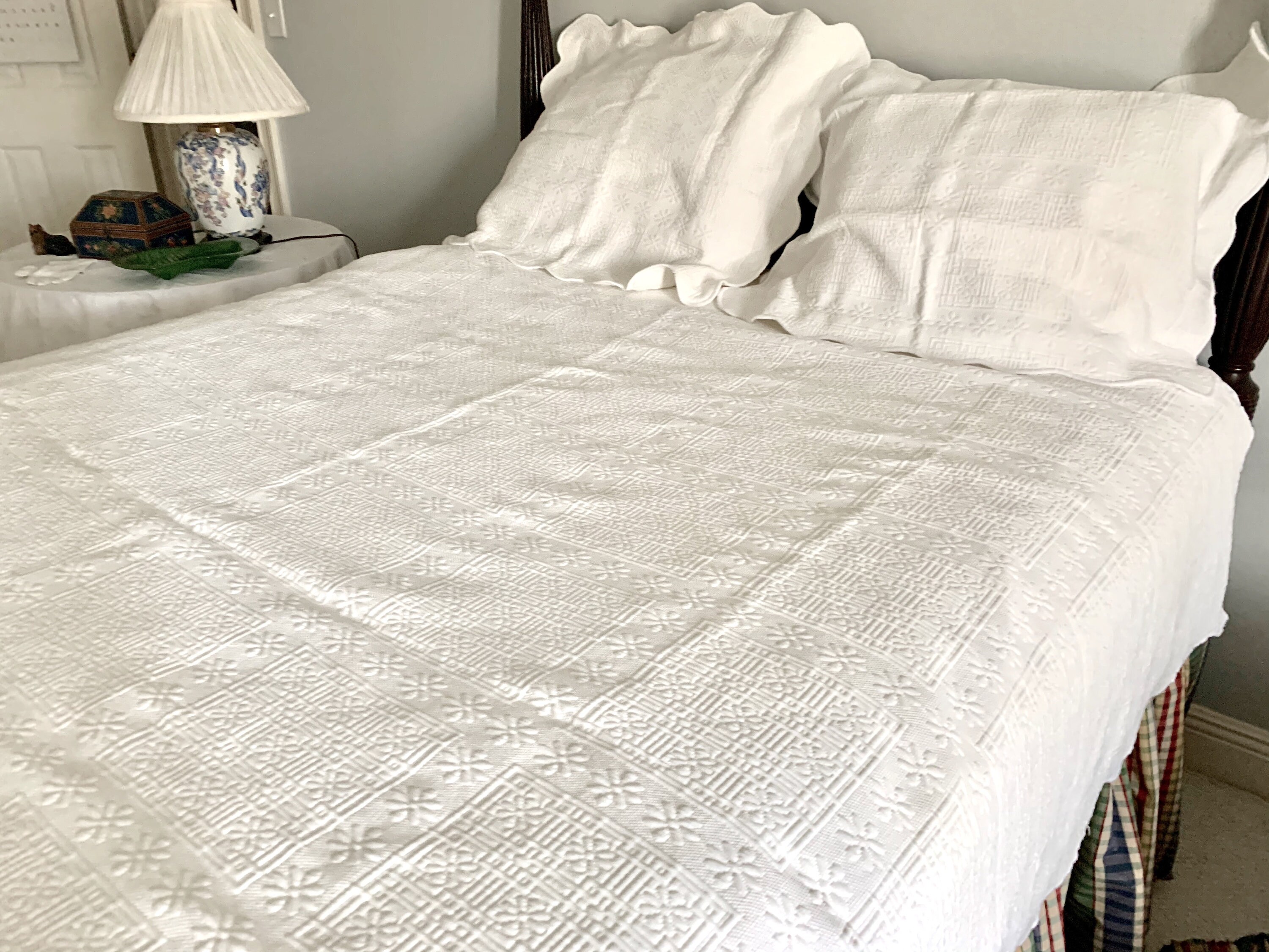 White Matelasse Coverlet Set, Vintage Cotton 3 Piece Matelasse Full Size Coverlet Pillow Shams
