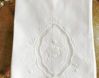 Embroidered Tea Towel, Vintage White Guest Hand Towel Inset Lace Floral Embroidery, Scalloped Hand Towel, French Country Cottage