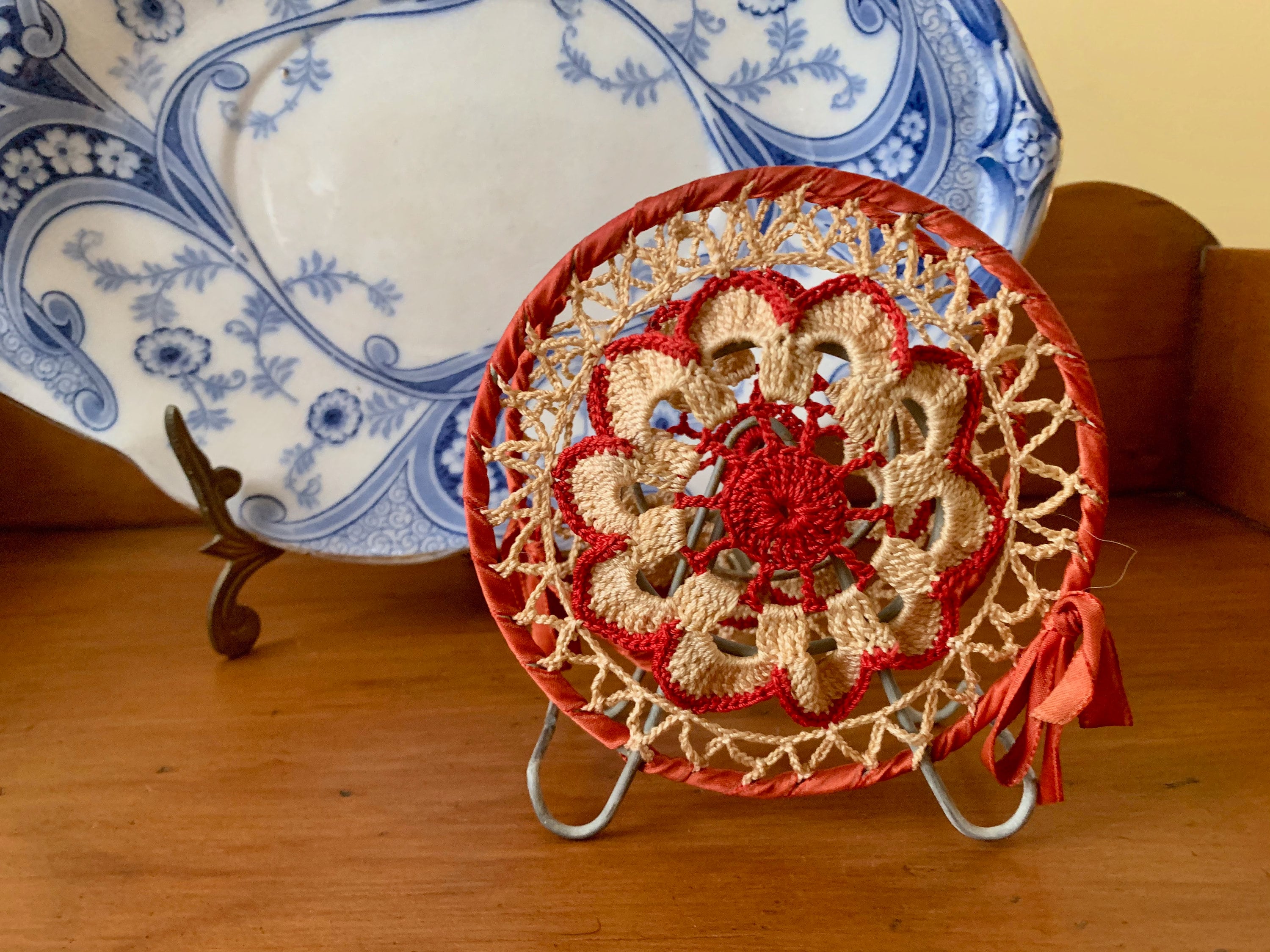 Vintage Crochet Napkin Holder, Retro Handmade Red Cream Round Napkin