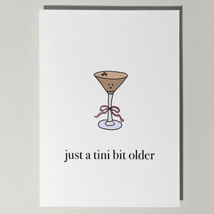 Versione Girly - Just a Tini bit older di Eastern Trend Collective. Biglietto di auguri. Biglietto carino. Biglietto di compleanno. Espresso Martini e fiocco rosa