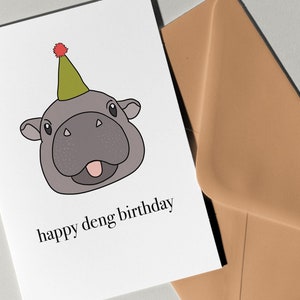 Biglietto di auguri Happy Deng Birthday di Eastern Trend Collective. Biglietto di auguri. Moo Deng, cucciolo di ippopotamo pigmeo, biglietto di auguri di compleanno. Moo Deng. Biglietto di auguri di ippopotamo.