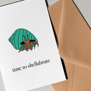 Time to Shellabrate Card di Eastern Trend Collective. Biglietto di auguri. Biglietto carino. Biglietto di compleanno a forma di granchio eremita.