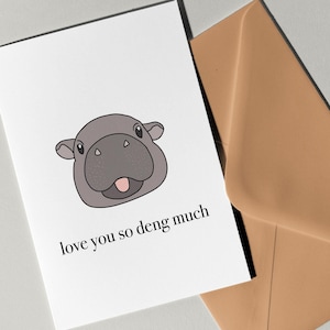 Ti amo così tanto Deng Much di Eastern Trend Collective. Biglietto di auguri. Moo Deng, cucciolo di ippopotamo pigmeo. Moo Deng. Biglietto di auguri per ippopotami Moo Deng. Spedizione gratuita