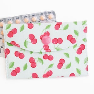 Pochette pour pilule contraceptive - Petit portefeuille à pression - Cerises - 3 x 4 pouces - Porte-monnaie en tissu - Carte de crédit, carte-cadeau, carte de visite - Mini étui