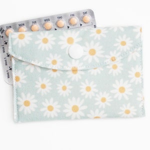 Mini porte-monnaie en tissu - Sauge clair avec marguerites blanches - Petit portefeuille à pression - 3 x 4 pouces - Pochette pour pilules contraceptives - Porte-cartes réutilisable