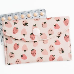 Pochette pour pilule contraceptive - Fraises - Petit portefeuille à pression - 3 x 4 pouces - Mini porte-monnaie en tissu - Cartes de crédit, cartes-cadeaux, porte-cartes de visite
