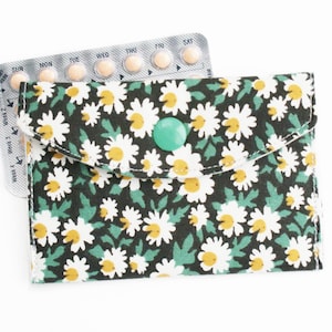 Mini porte-monnaie en tissu - Noir avec marguerites blanches - Petit portefeuille à pression - 3 x 4 pouces - Pochette pour pilules contraceptives - Porte-cartes réutilisable