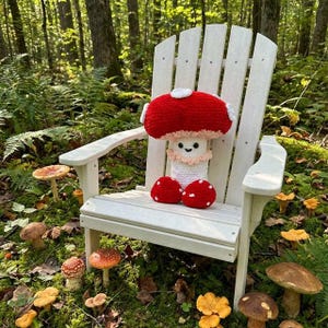 Peluche de seta de ganchillo hecho a mano: sombrero rojo y blanco, hilo de chenilla, sonrisa bordada.