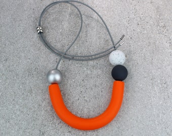 Orange Statement Halskette, orange Halskette, Orange graue Kurve Halskette, Statement Halskette, geometrische Halskette, verstellbare Länge Halskette
