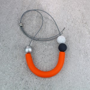 Orange statement necklace, orange necklace, Orange grey curve necklace, statement necklace, geometric necklace, adjustable length necklace 画像 1