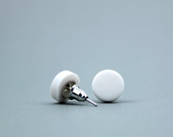 Boucles d'oreilles blanches minimalistes, Boucles d'oreilles blanches simples, Boucles d'oreilles blanches modernes, Puces d'oreilles cercle blanc, Boucles d'oreilles blanches mates, Puces d'oreilles à pois blancs