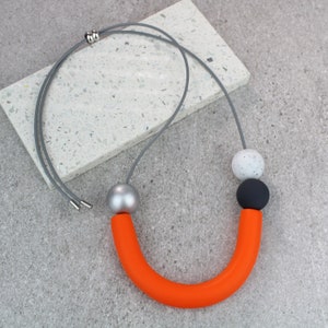 Orange statement necklace, orange necklace, Orange grey curve necklace, statement necklace, geometric necklace, adjustable length necklace 画像 4