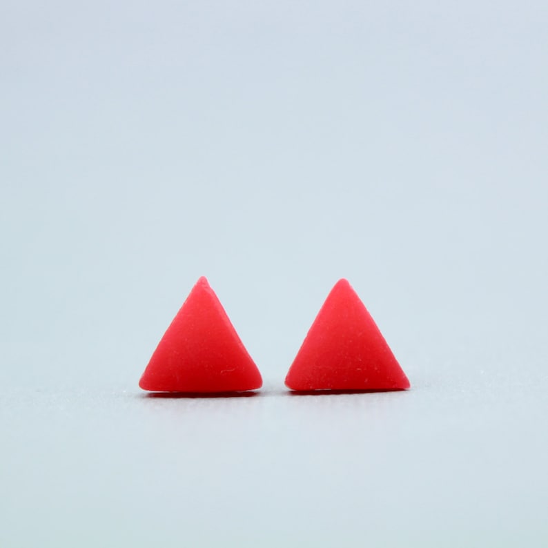 Red Triangle Earrings, Red Triangle Studs, Triangle Earrings, Red Studs, Geometric Earrings, Bright Red Earrings, Minimalist red earrings 画像 1