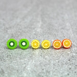 Kiwi Fruit Oorbellen, Kiwi Fruit Studs, Schattige oorbellen, Kiwi Oorbellen, Kiwi Fruit Posts, Nieuwigheid oorbellen, Fruit Oorbellen, Brievenbuscadeaus afbeelding 5