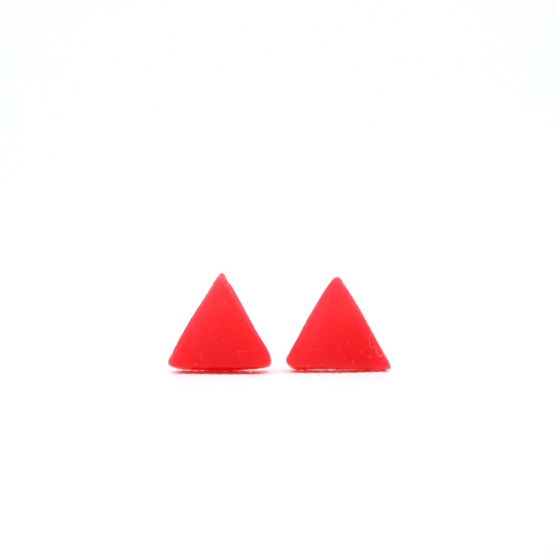 Red Triangle Earrings, Red Triangle Studs, Triangle Earrings, Red Studs, Geometric Earrings, Bright Red Earrings, Minimalist red earrings 画像 2