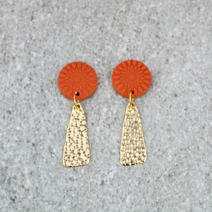 Pendientes de color naranja quemado y dorado, pendientes colgantes geométricos texturizados con triángulos chapados en oro de 18 quilates con acabado martillado.