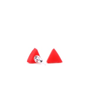 Red Triangle Earrings, Red Triangle Studs, Triangle Earrings, Red Studs, Geometric Earrings, Bright Red Earrings, Minimalist red earrings 画像 3