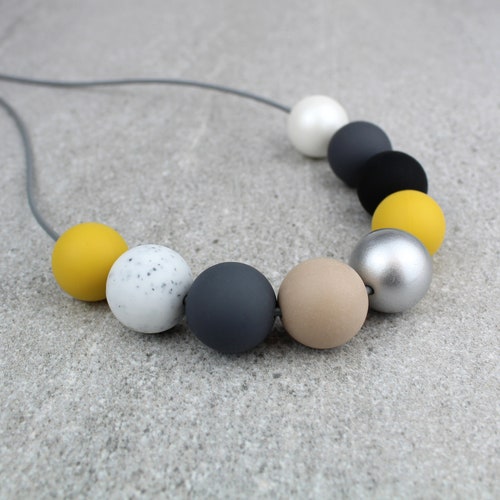 Collier de perles jaune moutarde, gris et café : Collier de longueur réglable de perles épaisses et légères