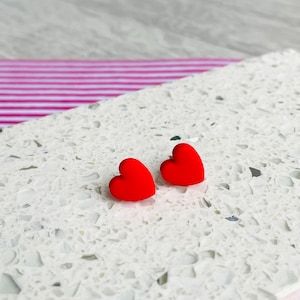 Brincos de coração vermelho brilhante, brincos de coração vermelho vívido, brincos de coração, tachas de coração vermelho, brincos vermelhos, arte vestível, presentes de aniversário para ela