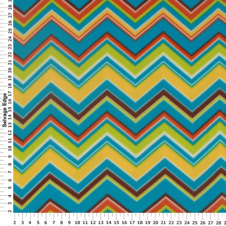 Pu&ograve; includere: Un tessuto a motivo chevron colorato con strisce alternate di giallo, verde, blu, arancione e marrone. Il tessuto &egrave; misurato in pollici.