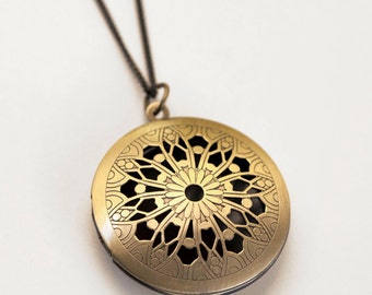 BRONZE FILIGREE LOCKET Collana, Collana con pendente in filigrana d'ottone antico, Collana lunga, Collane lunghe per le donne, di Boho Fringe