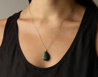 Collier PIERRE GOUTTE DE MOUSSE, collier pendentif pierre jaspe vert foncé, collier pierre verte, colliers longs, cadeau pour elle, frange bohème