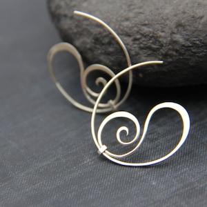 Swirly sterlingzilveren of koperen oorstekers, oorringen. ronde studs, draadwikkel, handgesmeed, 925 zilver, spiraal, bloeiend, elegant