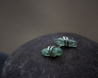 Pendientes de barra con alambre envuelto en plata esterlina texturizada y cianita verde, crudos, orgánicos, tipo pepita, rústicos, con piedra preciosa pulida.