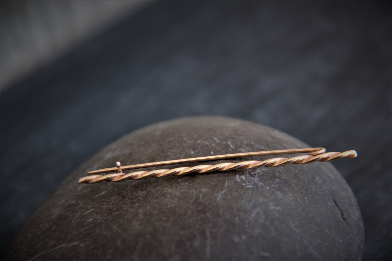 Verdrehte Bar Bronze Schal Stift, Schal Pin, Pullover Stift, minimalistisch, einfache Pin, Brosche, Stick Pin, gold Pin, stricken Zubehör, Bar, modern