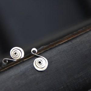 Small spiral sterling silver stud earrings, silver 925, minimal, everyday, round, dainty post earrings, hammered, modern, simple, elegant