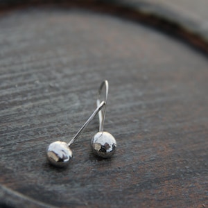 Sterling silver pebbles earrings, organic look, minimalist earrings, modern, rustic, molten silver, round dangle earrings,