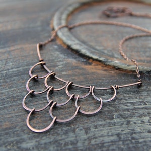 Collar de cobre o plata de ley "Undine", estilo babero, rústico, metalistería, escala, collar en cascada, forjado a mano. Oxidado.