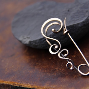 Broche para chal de bronce o plata esterlina con espirales, broche para bufanda, broche para suéter, broche adornado, elegante, broche de oro antiguo, accesorios para tejer, pergaminos