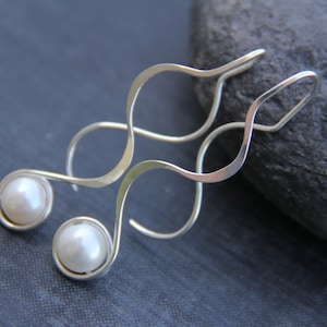 Long sterling silver and pearl threader style earrings "Ocean tide", silver 925 and pearl hammered wavy earrings, U-shape, everyday