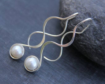 Long sterling silver and pearl threader style earrings "Ocean tide", silver 925 and pearl hammered wavy earrings, U-shape, everyday