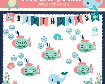 Può includere: Un grafico di compleanno per la classe con un tema oceanico moderno. Il grafico presenta uno sfondo blu e bianco con uno striscione che dice "Compleanni". Ogni mese è rappresentato da un sottomarino con il nome del mese scritto su di esso. Ogni sottomarino ha un colore e un motivo diversi. Ci sono anche pesci, meduse e una tartaruga sul grafico.