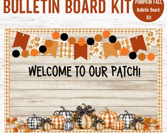 Puede incluir: Kit de tablero de anuncios editable con temática otoñal. El kit incluye una pancarta con círculos naranja, marrón y negro, un cartel de bienvenida que dice "¡Bienvenido a nuestro parche!" y un borde de calabazas con patrones de cuadros y cuadros negros y blancos.