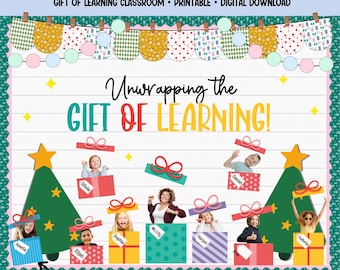 Puede incluir: Un kit de tablón de anuncios navideño con el texto "Christmas Bulletin Board Kit" y "Unwrapping the GIFT OF LEARNING!". El diseño incluye árboles de Navidad, cajas de regalo y nombres de niños. El kit es editable en PPTX/Canva.