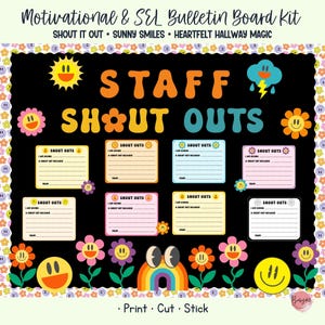 以下が含まれることがあります： オレンジと青で「STAFF SHOUT OUTS」と書かれた黒い掲示板キット。ボードには、カラフルな花とスマイリーフェイスのグラフィック、スタッフの認識のための記入カードが特徴です。「Print Cut Stick」というフレーズが一番下にあります。