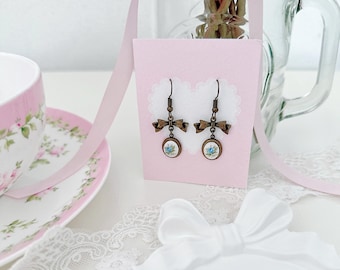 Pendientes con lazo delicado y camafeo de rosa azul vintage