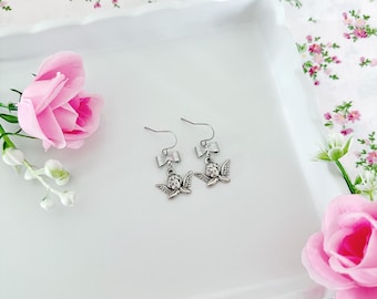Silber Schleife und Engel Charm Ohrringe, zierliche Engel Ohrringe, niedlicher Schmuck