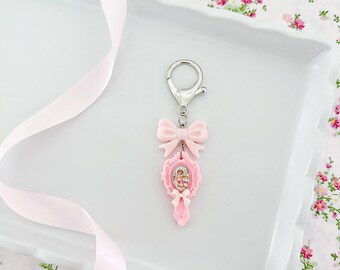 Brelok do kluczy w kształcie różowego lusterka w stylu vintage z aniołem i kameą