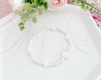 Dainty Pearl Beaded Daisy Flower Bracelet