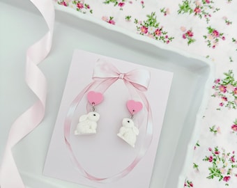 Boucles d'oreilles coeur rose pastel et petit lapin blanc - Bijoux de charme fantaisistes