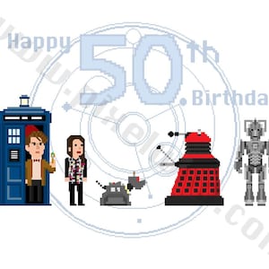 Può includere: Un'illustrazione in pixel art del Dottore e del suo compagno della serie televisiva di fantascienza britannica Doctor Who. L'immagine mostra il Dottore e il suo compagno in piedi davanti al TARDIS, una macchina del tempo a forma di cabina telefonica blu. L'immagine presenta anche un Dalek, un Cyberman e il testo "Happy 50th Birthday".